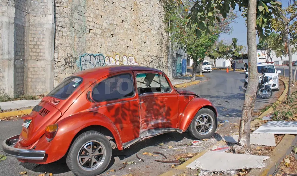 Choca contra árbol y acaba su Vocho