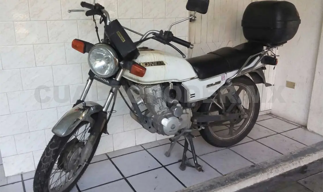 Recuperan camioneta y motocicleta robadas
