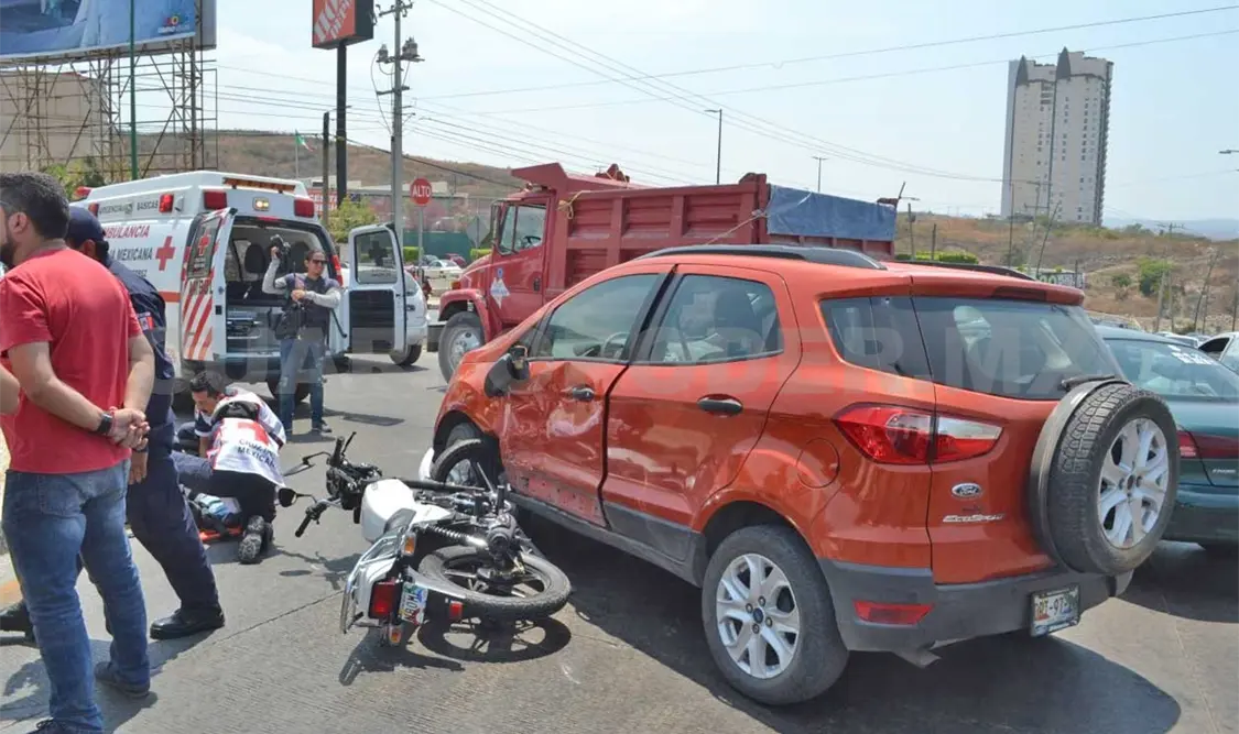 Motociclista se estrella en Ford