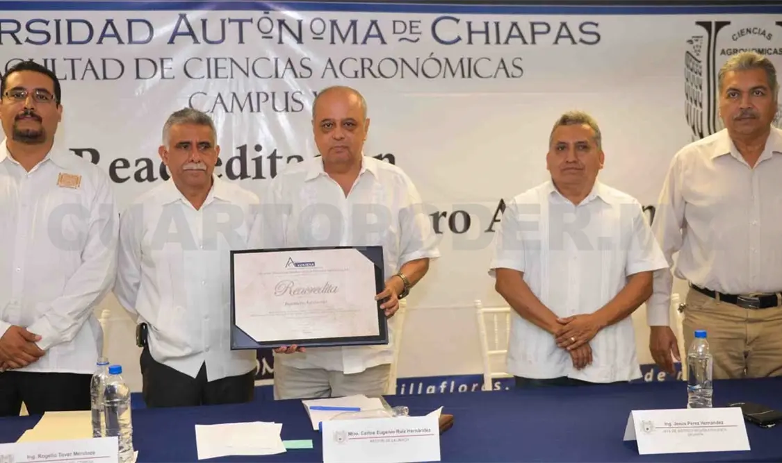 Entregan certificación al programa académico. CP