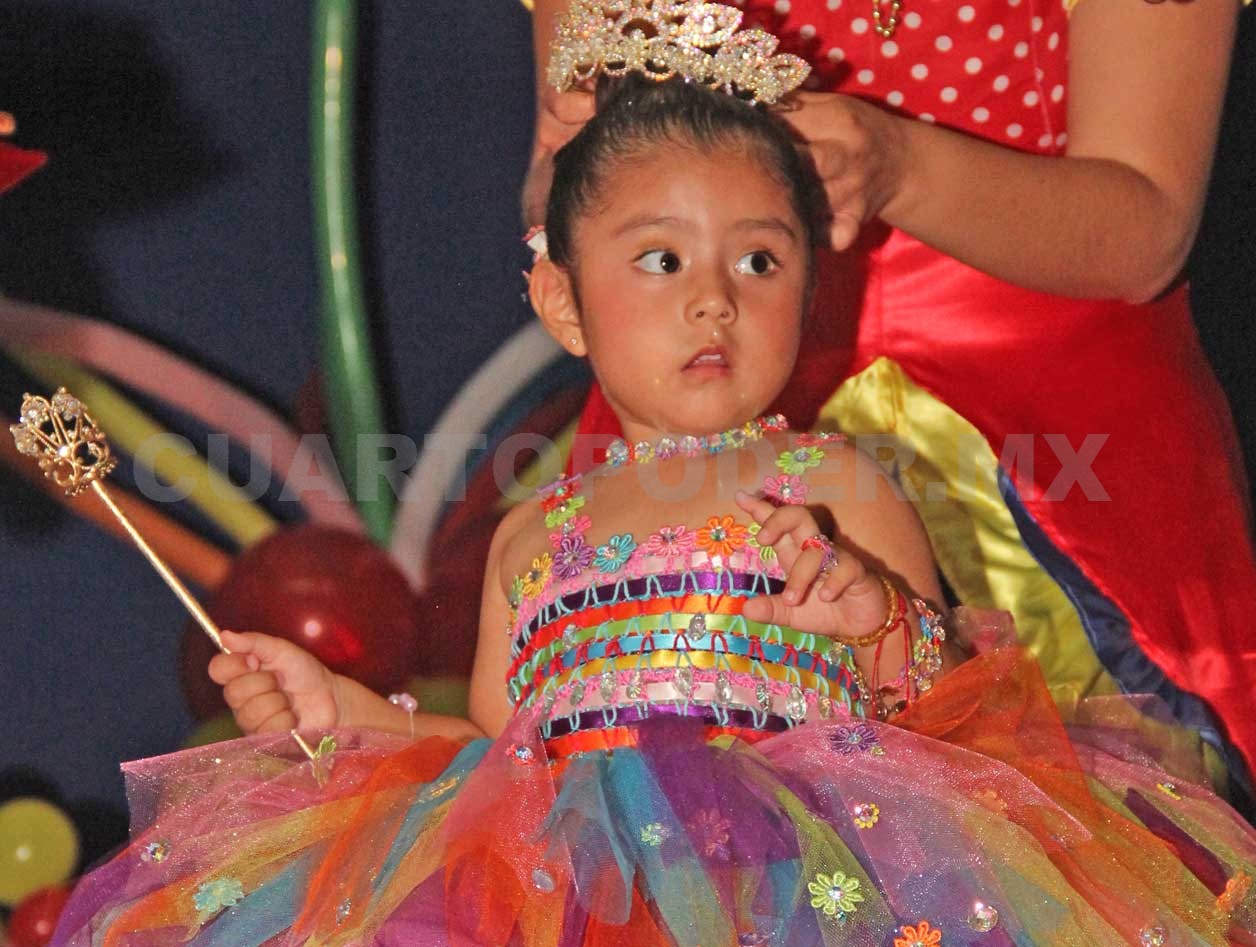 Coronan a reina de la primavera