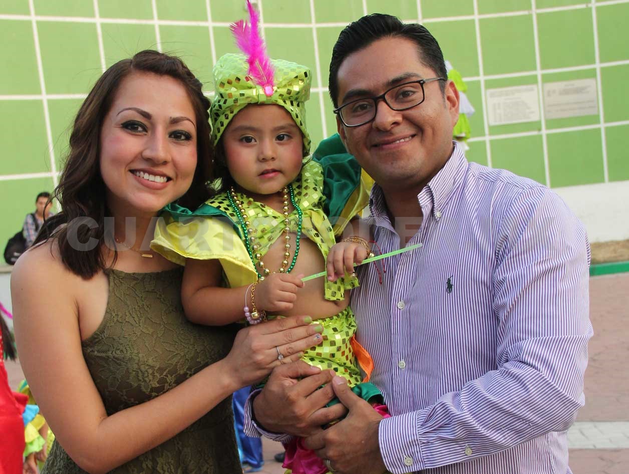 Coronan a reina de la primavera