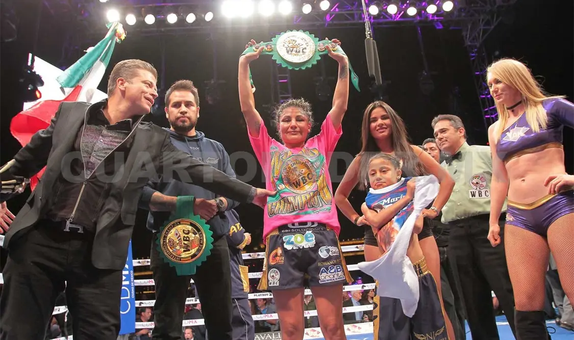 “Barby” Juárez conquista título gallo del CMB