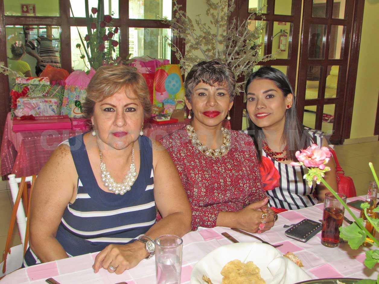 Celebran a Angélica un año más