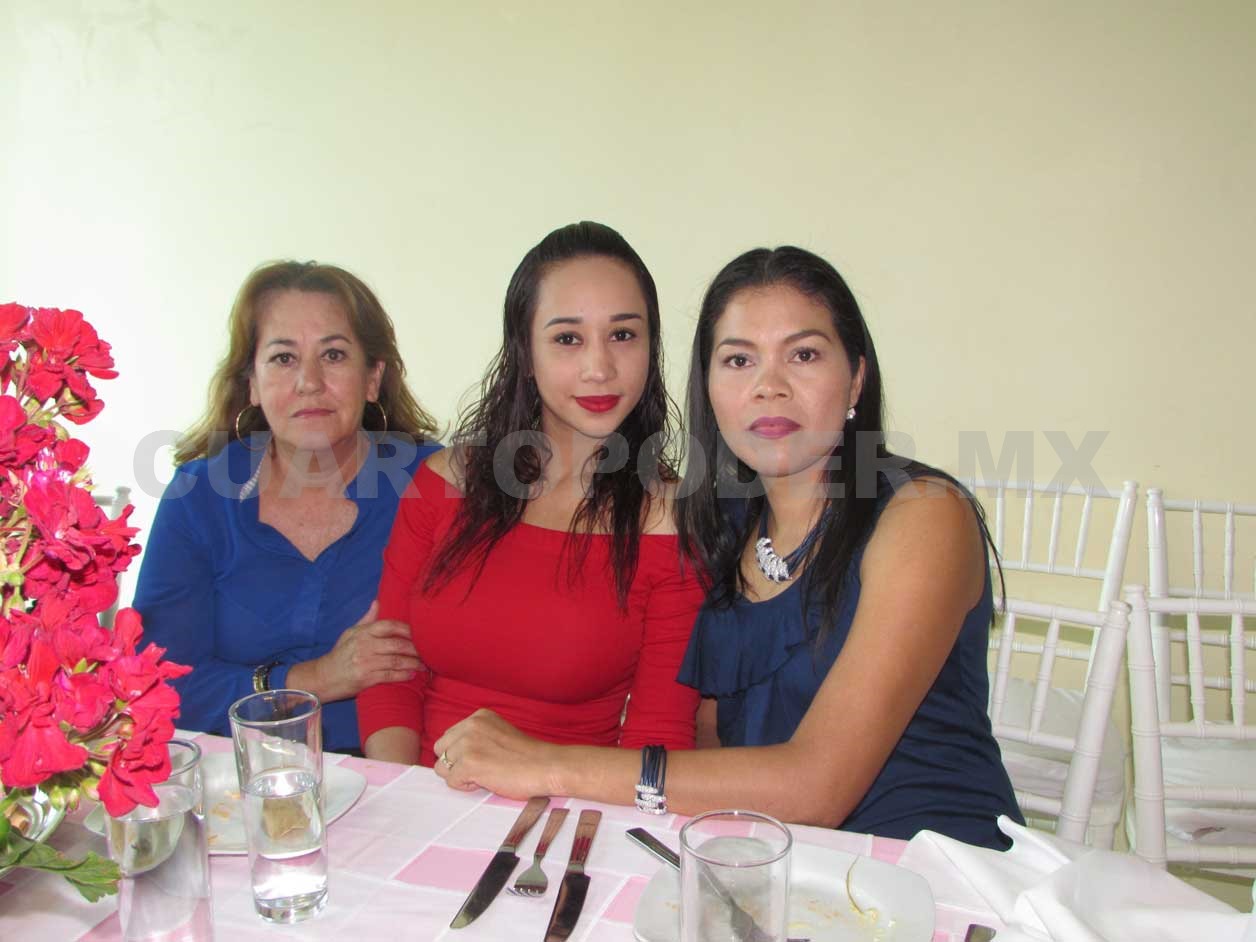 Celebran a Angélica un año más