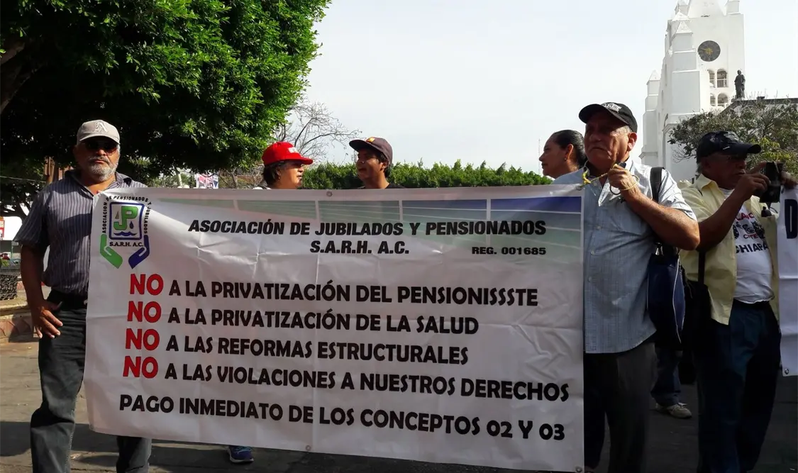 Pensionados y jubilados del ISSSTE se concentraron frente al Congreso del Estado. Guillermo Ramos / CP