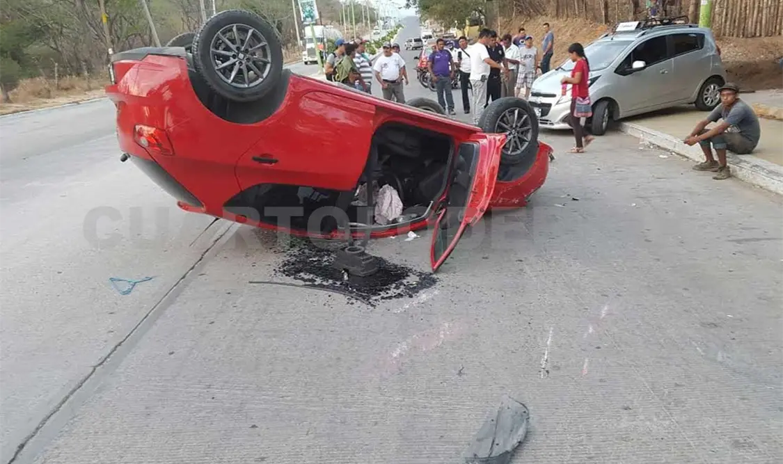 Dama provoca un aparatoso accidente