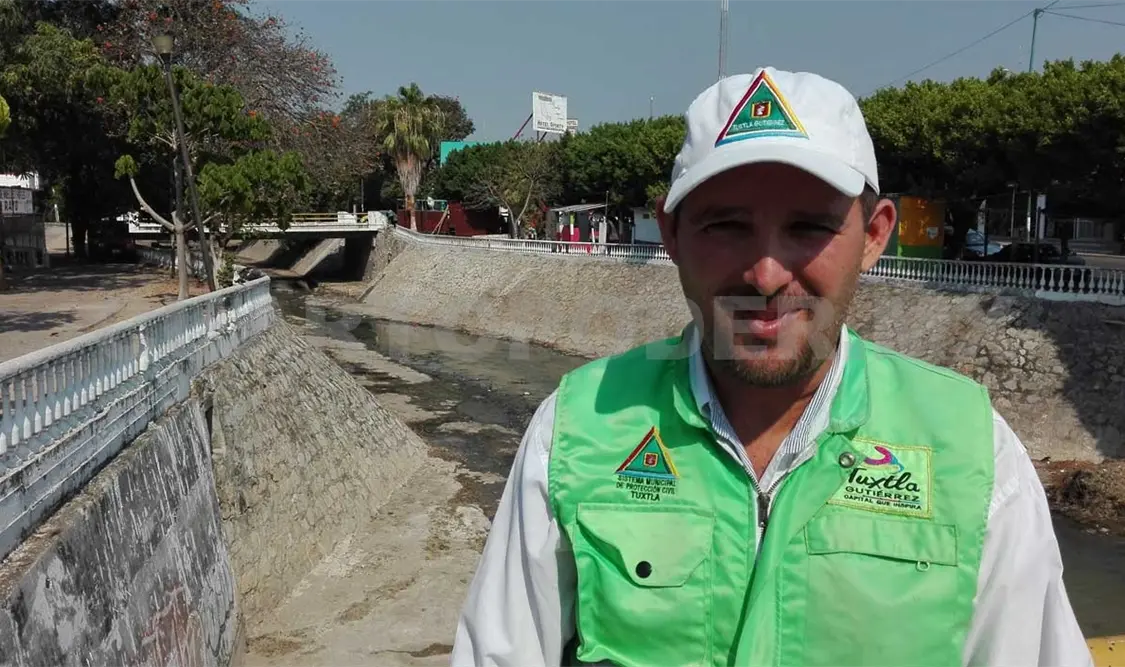 Protección Civil retira basura y escombro del río Sabinal