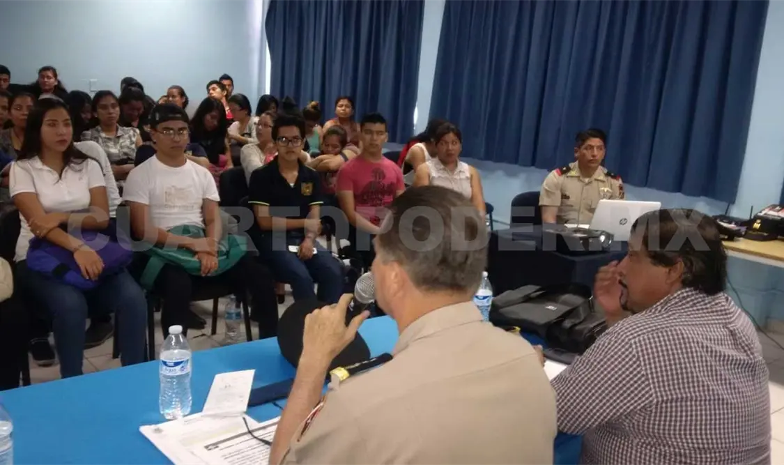 Ejército mexicano se acerca a universitarios