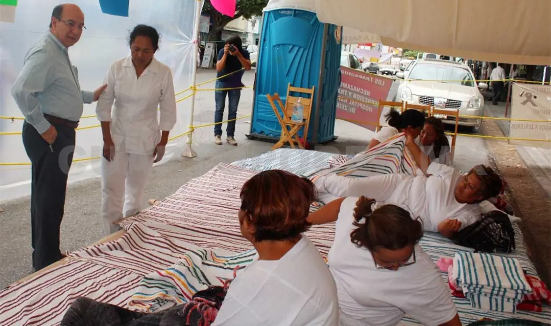 Instalan mesa de diálogo con enfermeras en huelga