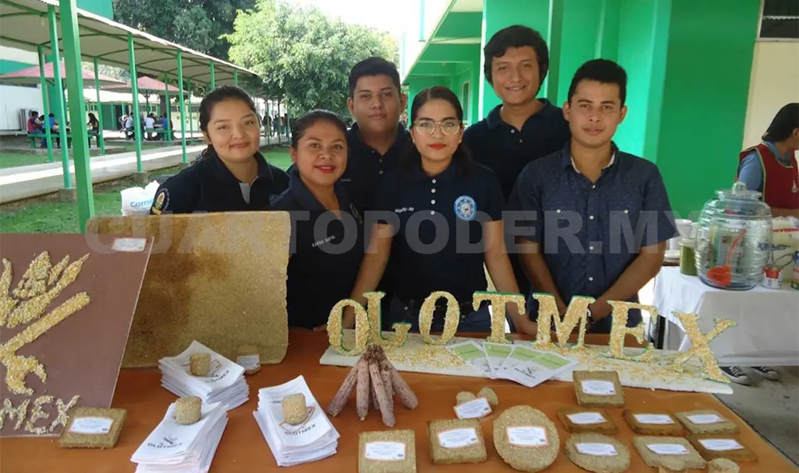 Presentan proyectos elaborados con olotes