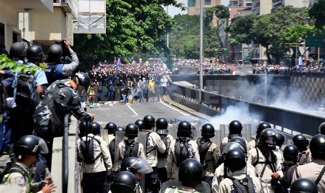 Rumbo a la Defensoría del Pueblo, los manifestantes se toparon con un cordón policial que los recibió con gases. AP