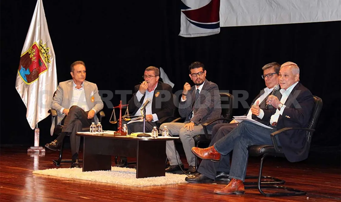 Participa secretario en panel de economía