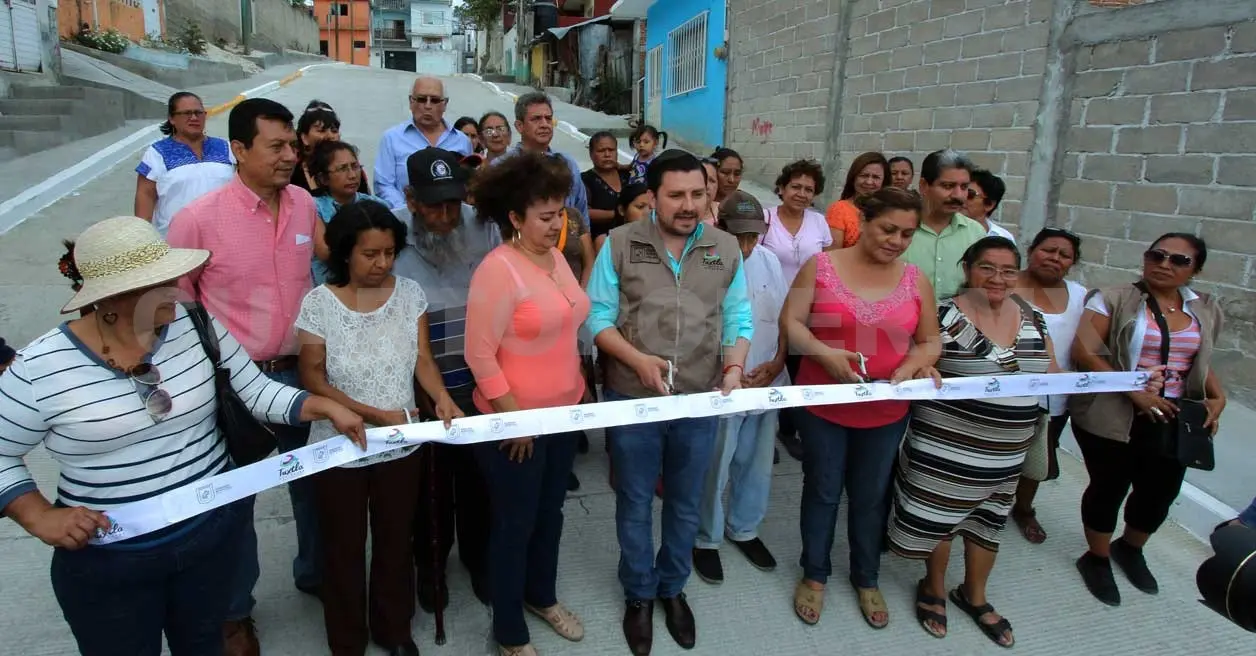 Inaugura Castellanos obras en Albania Alta