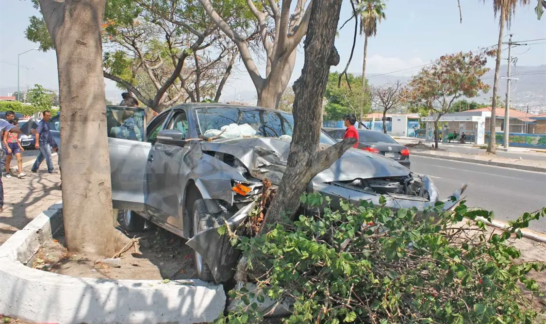 Mujer lesionada y auto destrozado
