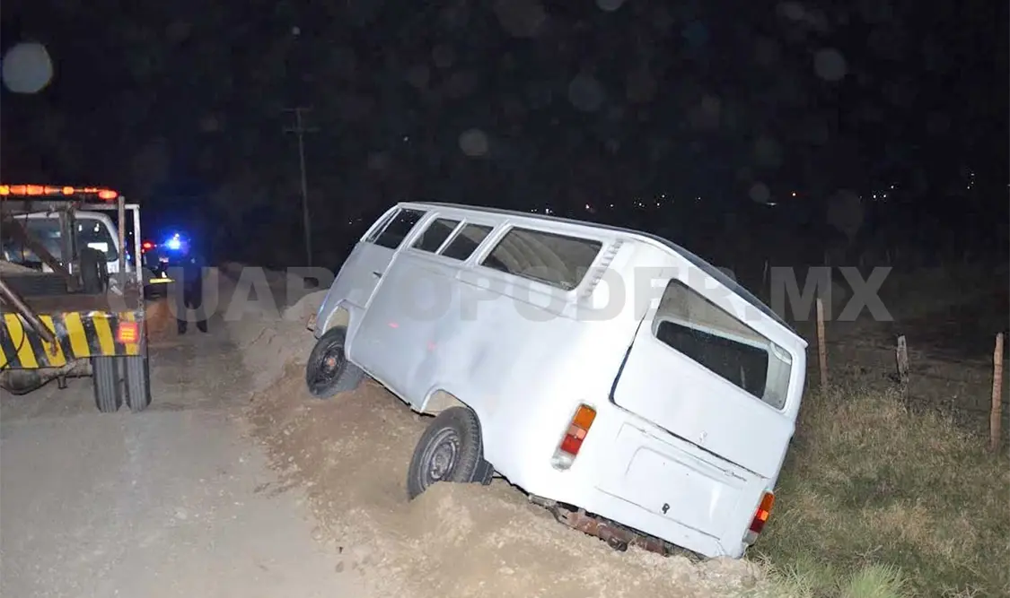 Abandonan combi tras perder el control