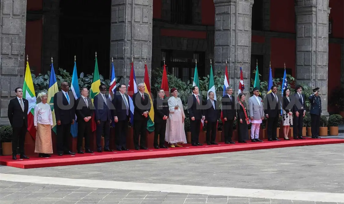 Peña Nieto recibe cartas de 15 embajadores