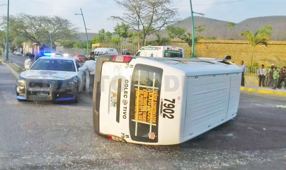 Dos lesionados en volcadura de colectivo