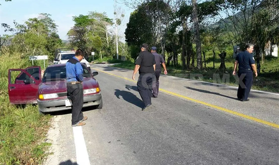Mujer dio a luz en la carretera, policías colaboran