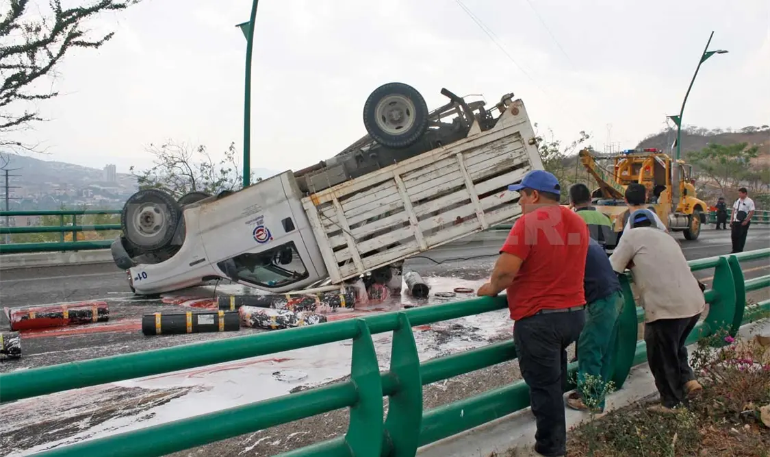 Camión cargado vuelca a 90 Km/h