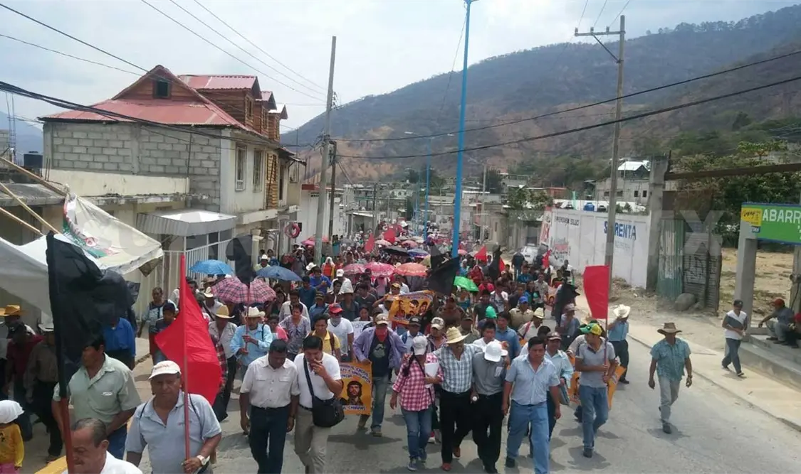 Marchan contra tarifas de la CFE