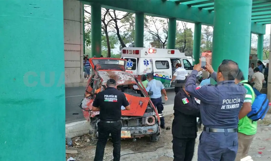 Mueren dos prensados en accidente vehicular