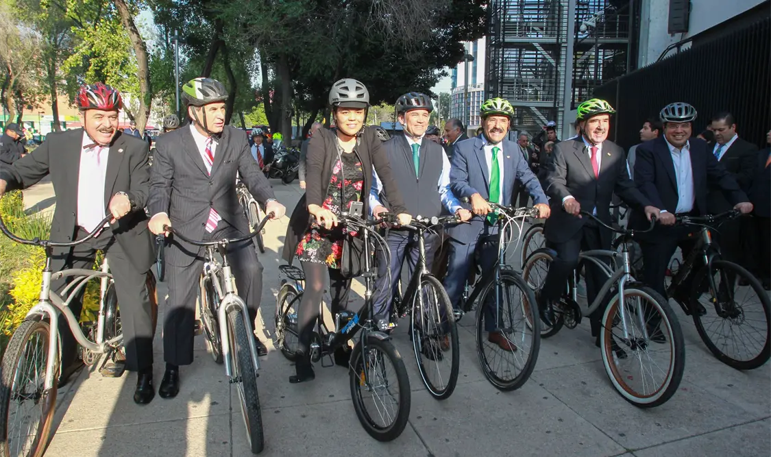 Senadores realizan rodada ciclista con caídas y glamour