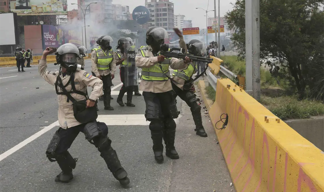 Policía venezolana reprime nuevamente a oposición con gas lacrimógeno