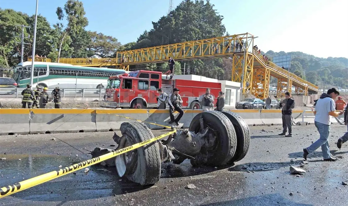 Muere una persona en incendio de tráiler