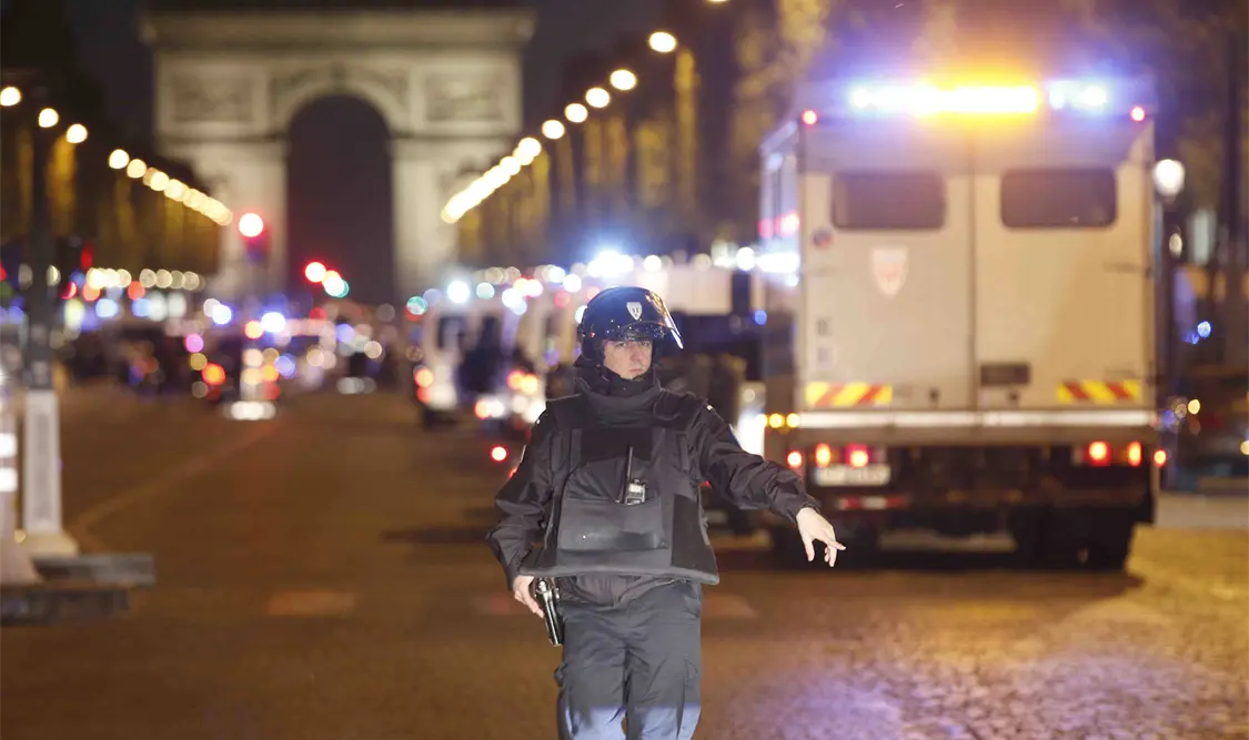 Estado Islámico se atribuye el tiroteo en Campos Elíseos de París