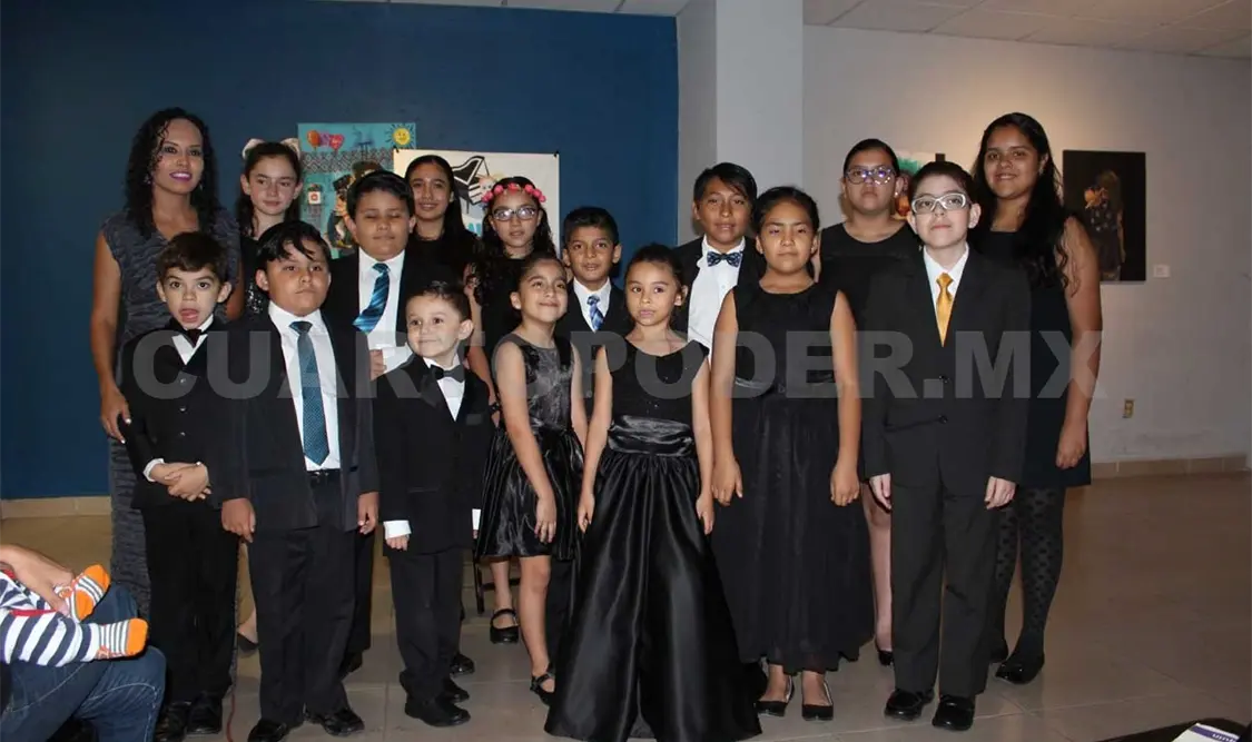 Es hora de que los niños vayan al piano