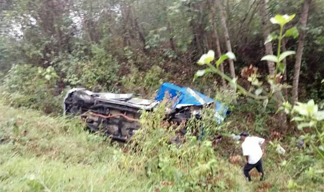 Mueren dos personas en accidente