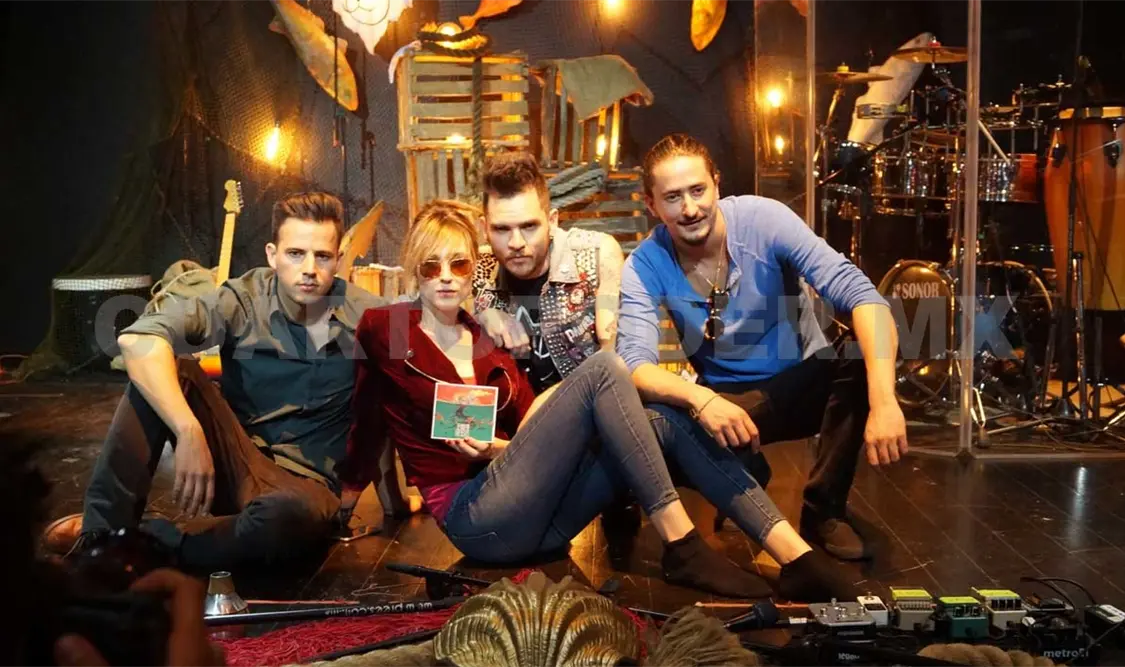 Jenny and the Mexicats sorprende en el metro