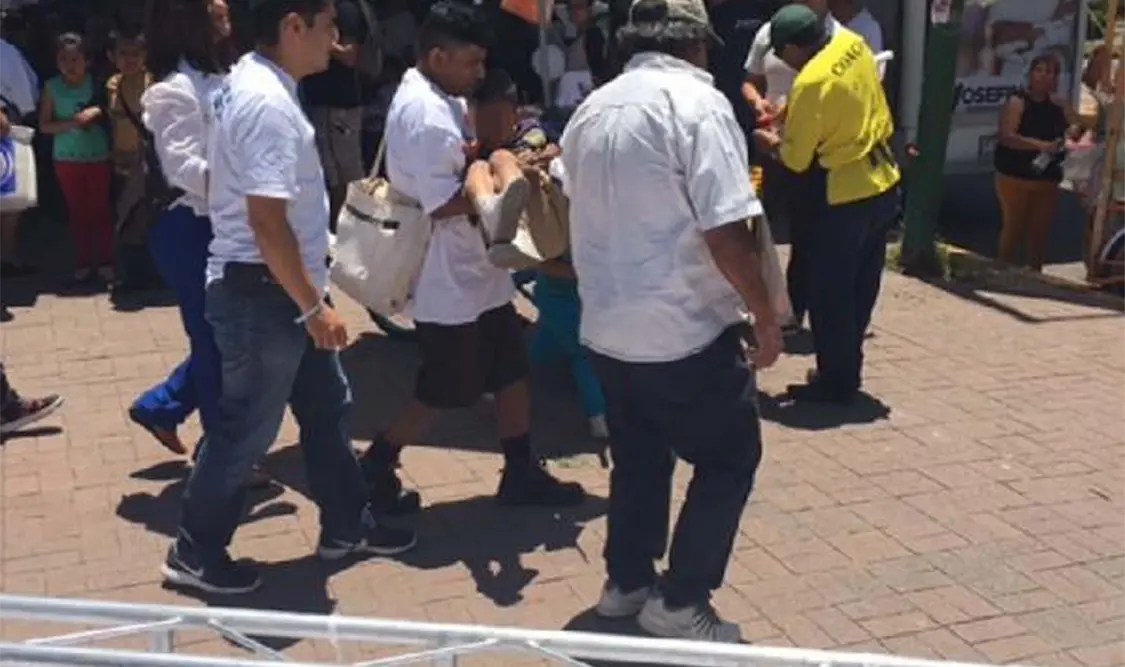 Cae estructura en mitin de Josefina; un niño resulta herido