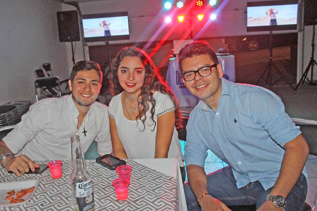 César festejó con amigos