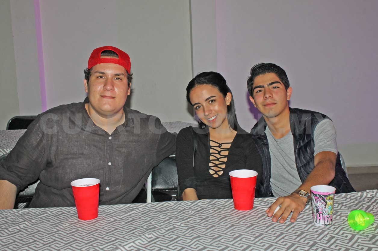 César festejó con amigos