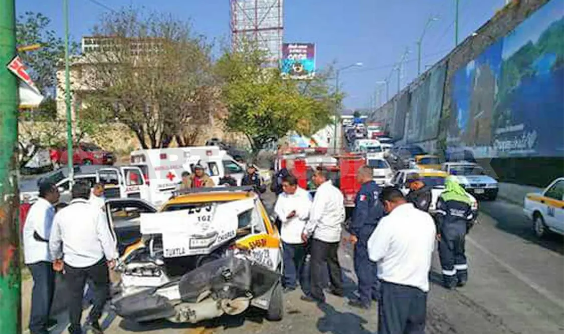 Tráiler sin frenos provoca destrozos