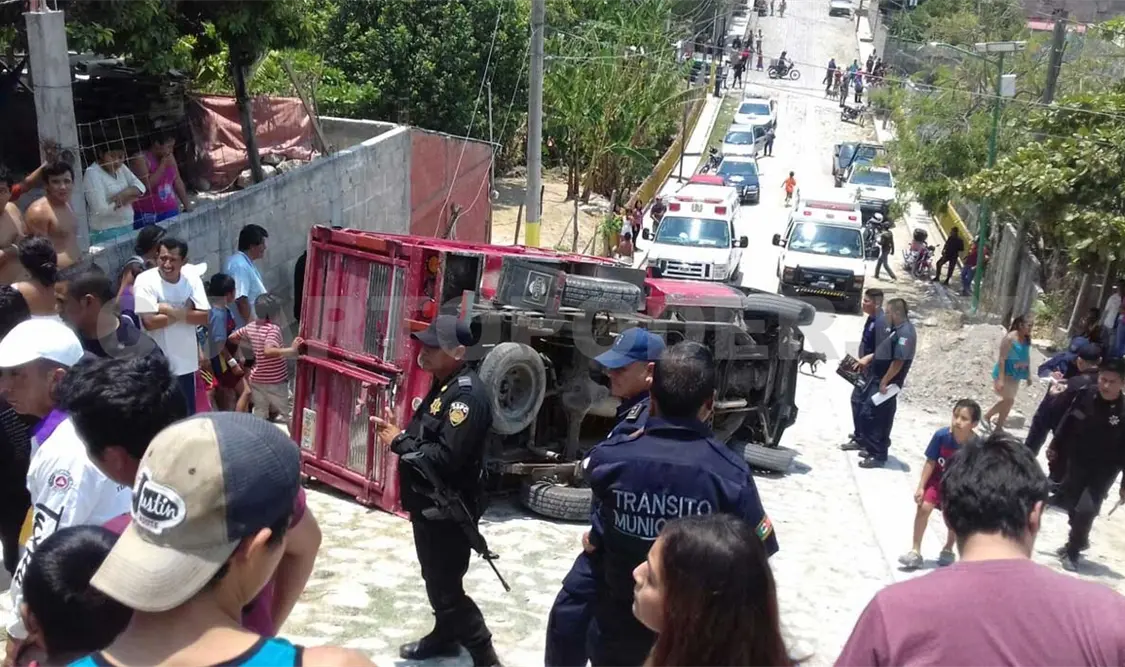 Falla mecánica provoca aparatosa volcadura