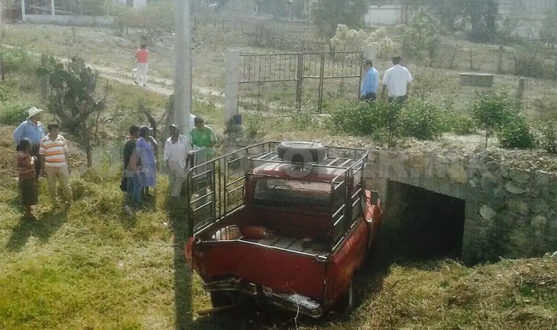 Ileso tras caer su carro a barranco