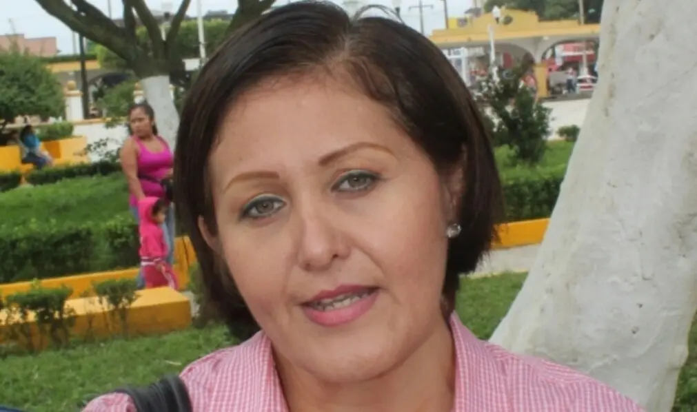 Candidata de Morena recibe fajos de billetes en Veracruz