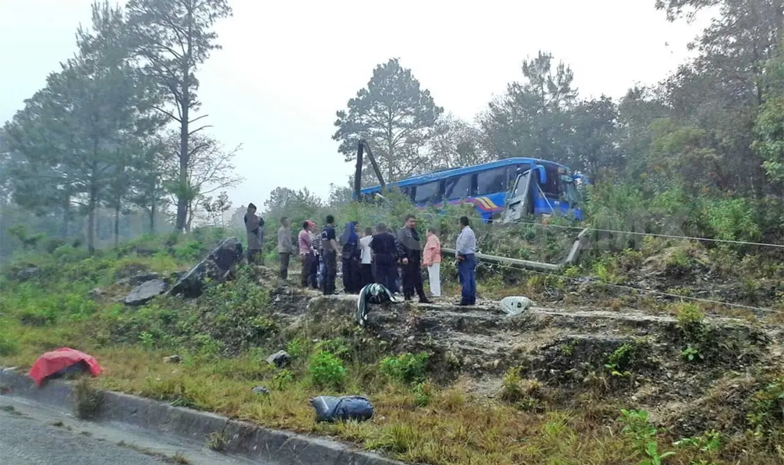Autobús que iba a Cancún se accidenta