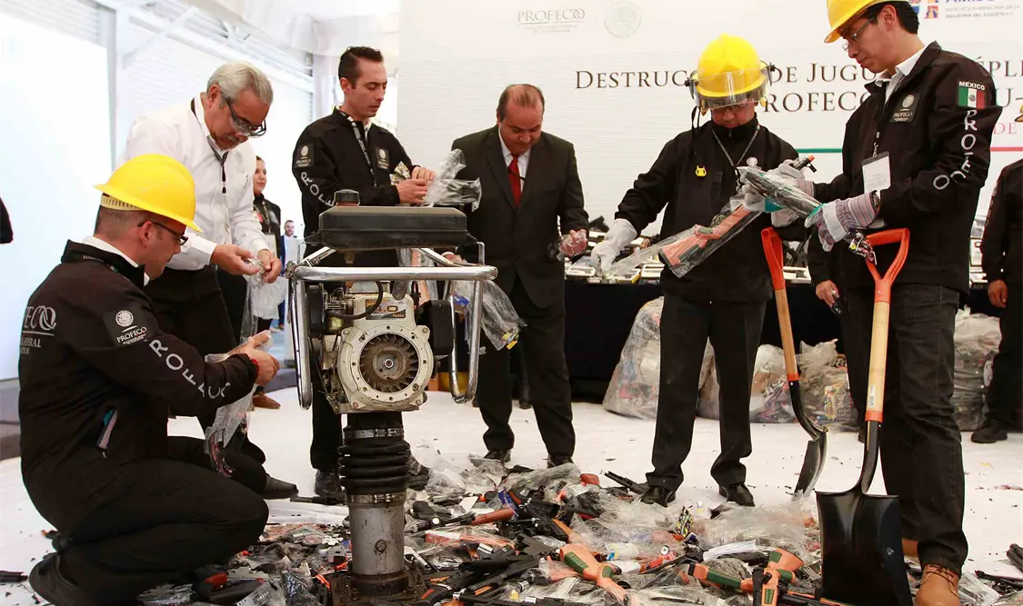 Profeco destruye más de dos mil juguetes réplicas de armas de fuego