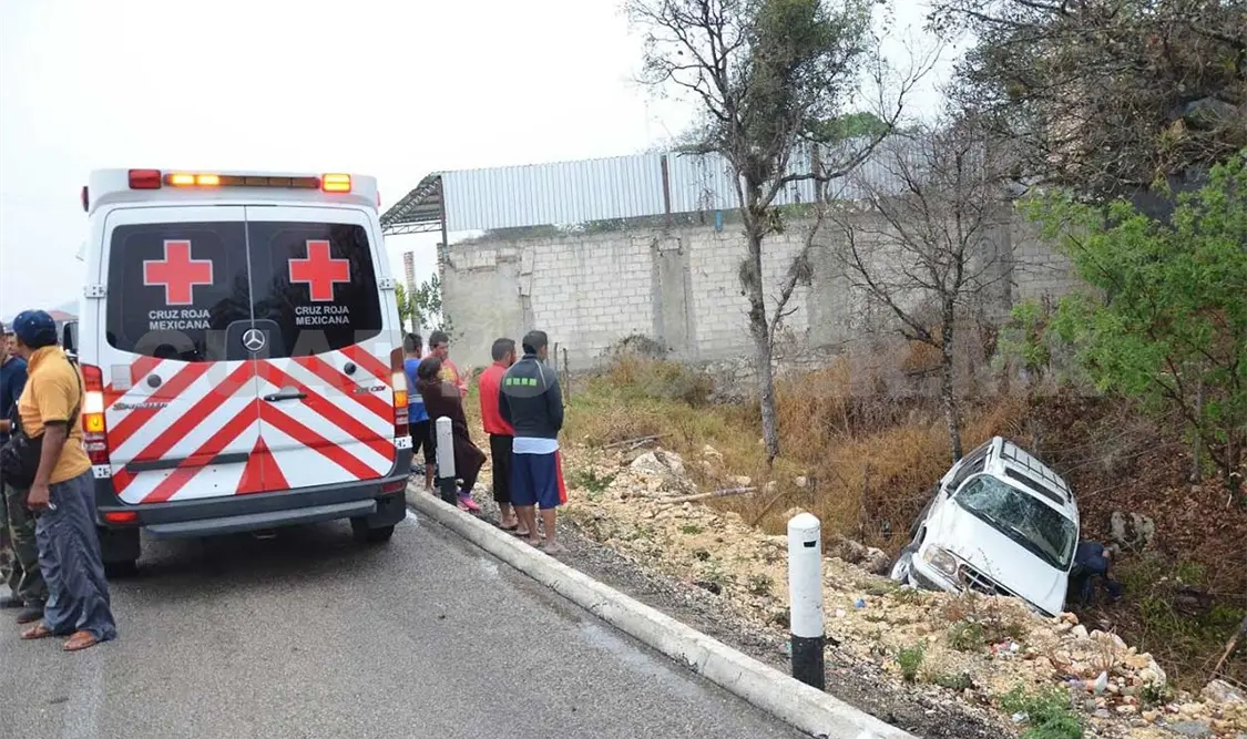 Tres lesionados en accidente carretero