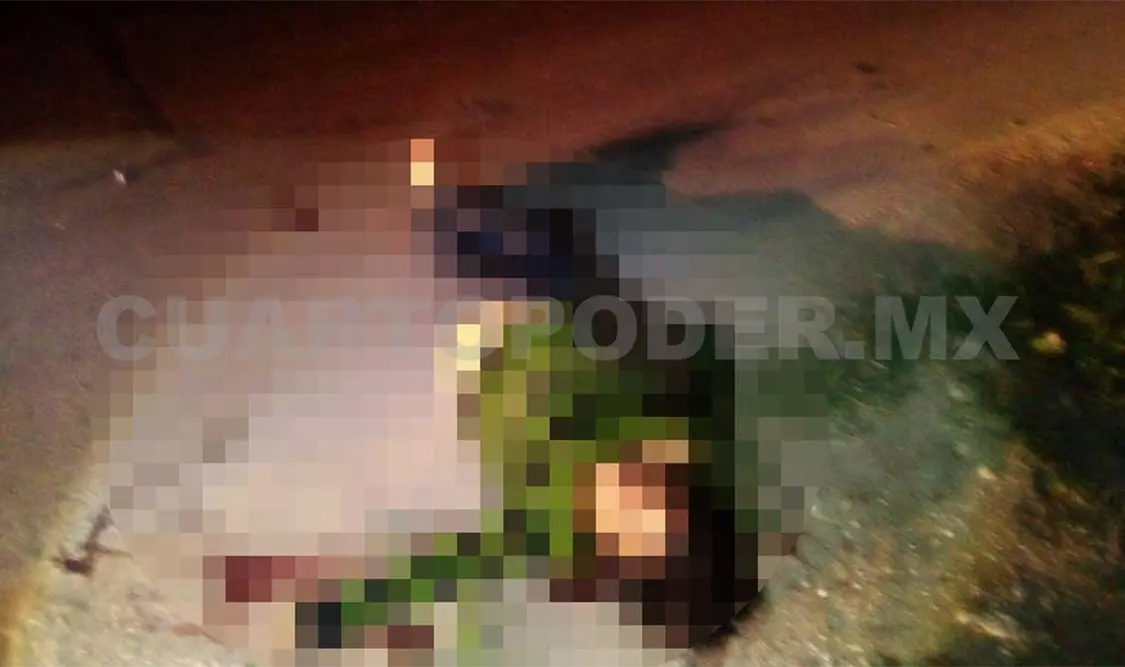 Localizan a mujer sin vida en el asfalto