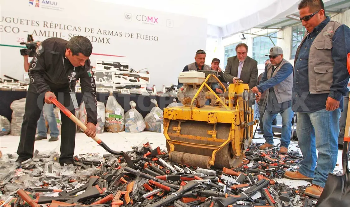 Destruyen juguetes réplicas de armas