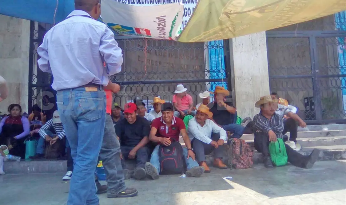 Extrabajadores mantendrán plantón indefinido
