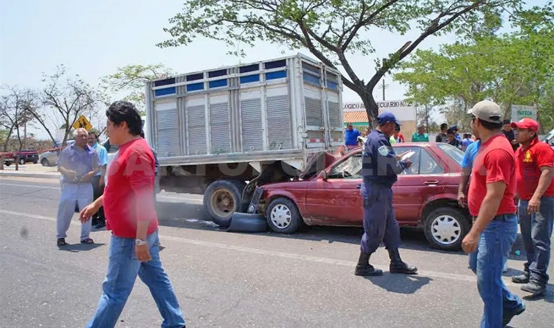 Acelerada mujer se estampó en camión