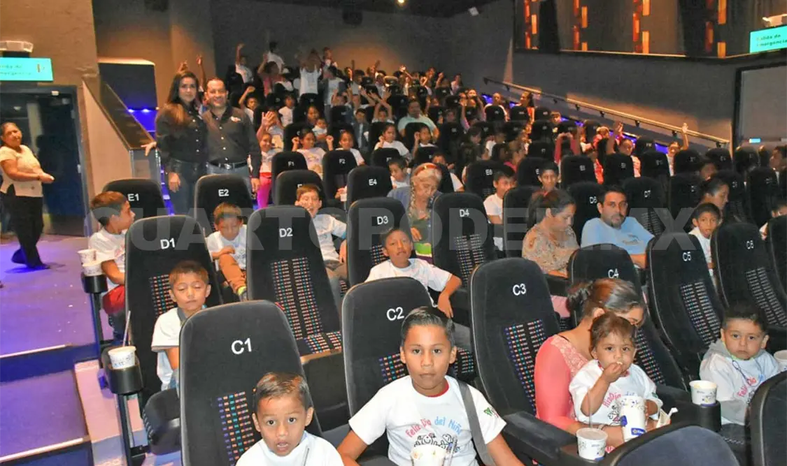 Niños visitan el cine por primera vez
