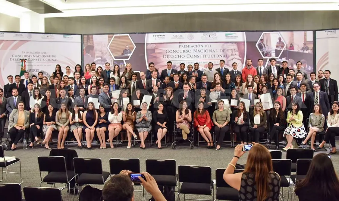 Cambios de fondo se hacen con derecho