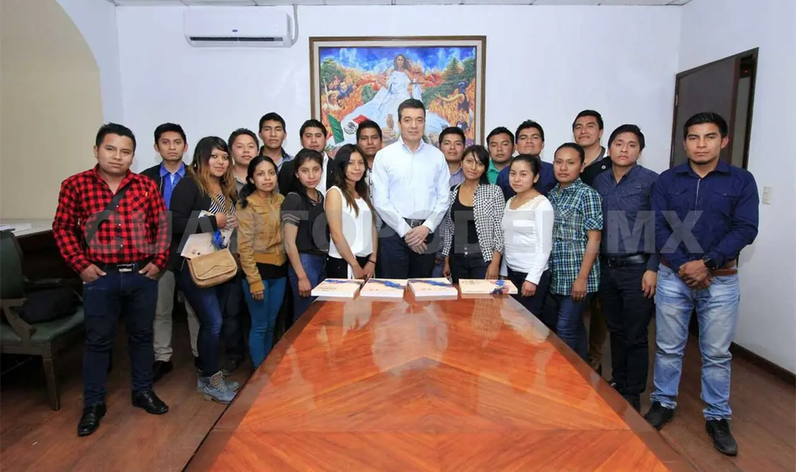 Convive Escandón con estudiantes de la Unich